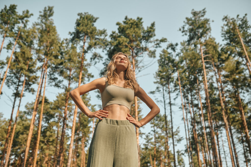 mujer respirando en la naturaleza
