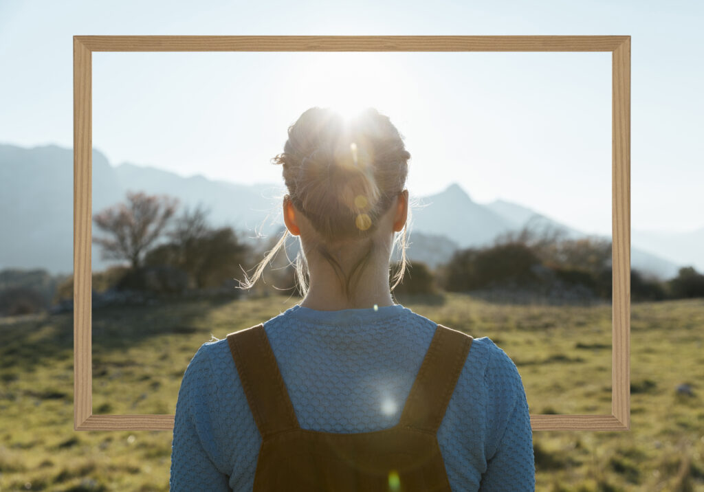 mujer mirando al horizonte de sus sueños